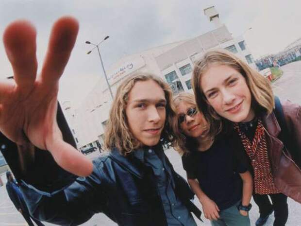 Участники группы Hanson играют на инструментах, но также попадают в категорию бой-бэндов из-за своего юного возраста, внешности любимцев тинейджеров и запоминающихся поп-мелодий. Три брата из Оклахомы ворвались на музыкальную сцену в 1997 году с заразительной песней MMMBop, продав более 16 миллионов копий своих альбомов по всему миру.