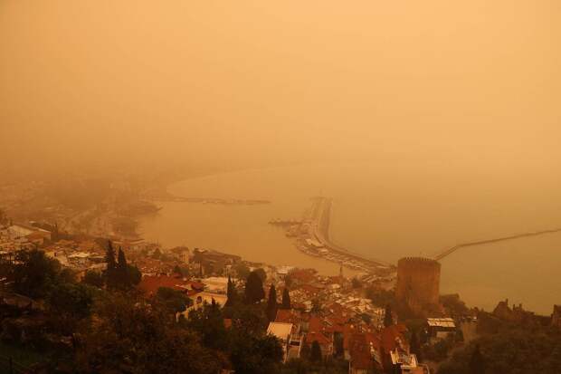 Анталья окрасилась в оранжевый цвет