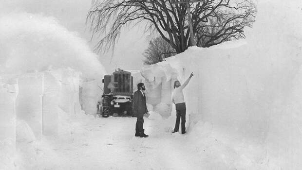 Баффало, США 1977 — 506 сантиметров снега Город Баффало находится на севере США, но, как правило, отличается более теплыми температурами и меньшим количеством снега по сравнению с окружающими территориями. В 1977 году по городу ударил умеренный снегопад, но с очень сильным ветром порядка 70 километров в час. К тому времени в Баффало уже лежал слой снега, и даже местное озеро было замерзшим. В результате не самый сильный снежный шторм вызвал лютый мороз, нулевую видимость и жуткие метели, а к моменту окончания общий слой снега составлял пять метров — абсолютный рекорд для одного сезона.