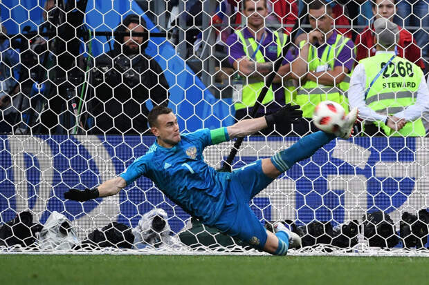 Экс-футболист Бубнов: Акинфеев будет играть за ЦСКА еще максимум год