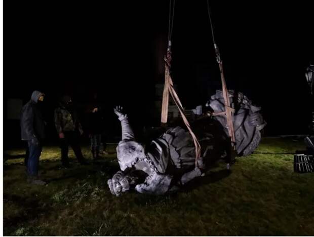 Украинские рабочие демонтируют "Памятник российской императрице Екатерине II и ее спутникам” на Екатерининской площади в Одессе 28 декабря 2022 года.