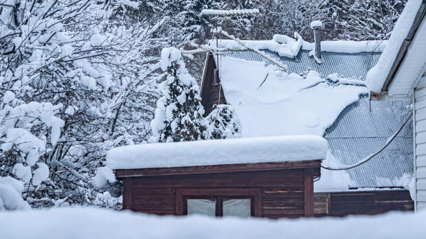 Четыре дома оказались под снегом из-за схода лавины в Архызе