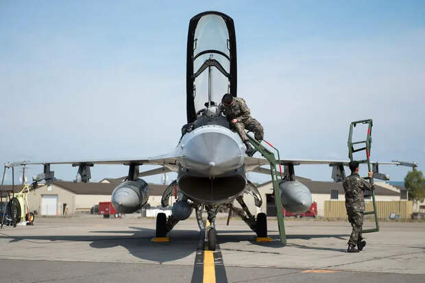 На американской авиабазе на Аляске разбился южнокорейский истребитель KF-16