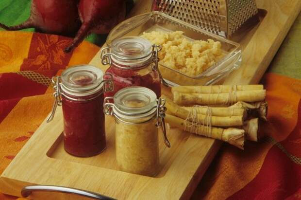 Со свеклой или со сметаной. 7 острых соусов из хрена