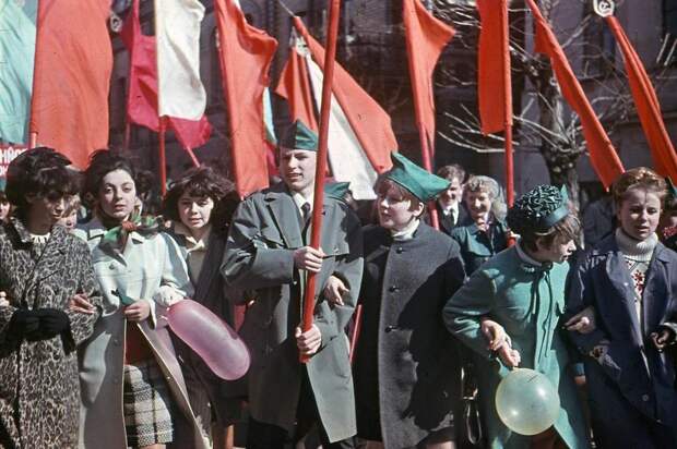 Первомайская демонстрация. Фото Александра Акилова. Ярославль, 1967 год.jpg