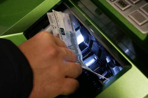 Почему до апреля стоит снять деньги с банковских карт