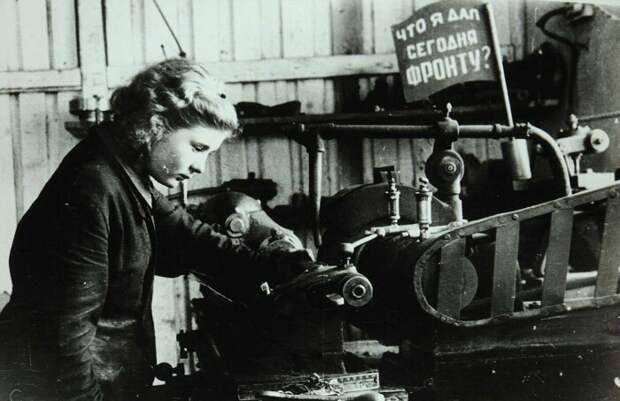 Подростки, достигшие 14-летнего и 15-летнего возраста, по факту мобилизовались в ЖД училища и ремесленные учебные заведения / Фото: alternathistory.com Подростки, достигшие 14-летнего и 15-летнего возраста, по факту мобилизовались в ЖД училища и ремесленные учебные заведения / Фото: alternathistory.com