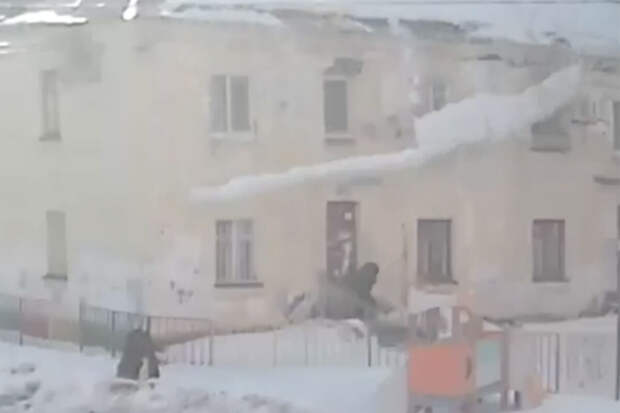 Честный репортаж: житель Уфы попал в больницу после падения глыбы снега с крыши