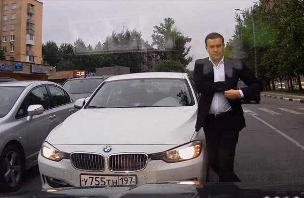 BMW на встречке пытается учить авто, видео