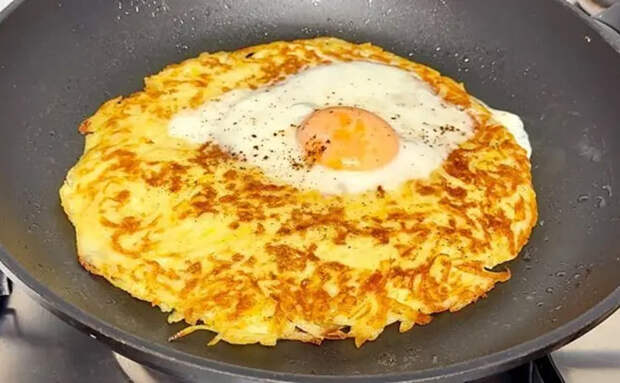 Ленивый завтрак на всю семью: натерли картошку и просто разбиваем в нее яйца
