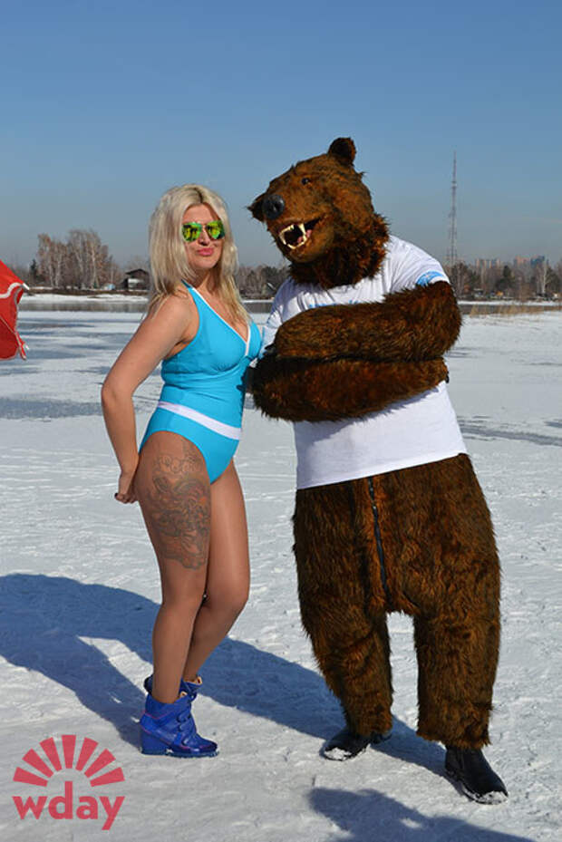 Сибирячки в бикини на снегу