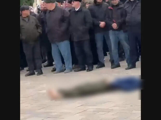 В Чечне тело напавшего на полицейских выставили на улице на всеобщее обозрение