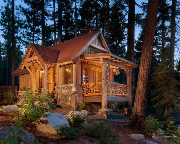 Небольшой деревянный домик, расположенный в лесу