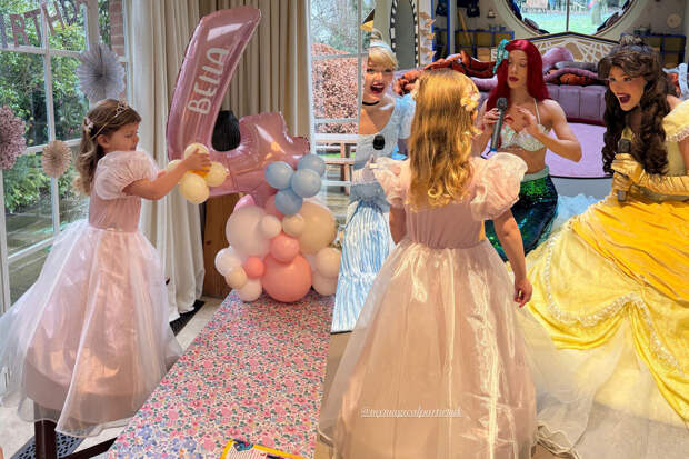 Модель Рози Хантингтон-Уайтли показала фото с дня рождения дочери