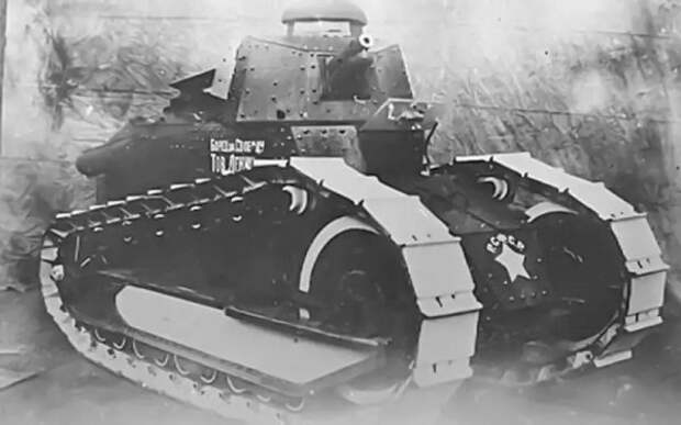 Попытки создать бронетранспортер для использования в военных целях начались еще до появления двигателя внутреннего сгорания.  Но именно Луи Рено разработал первый современный танк - с вращающейся башней и кормовым моторным отсеком.  Танки Renault FT были одним из главных орудий Франции для победы в Первой мировой войне.  FT-17 производится по лицензии в США (M1917), Италии (FIAT 3000) и даже СССР («Renault Russian»).  Отдельные части древнего FT использовались во время войны в Афганистане в 1980-х годах. 