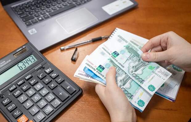 Минтруд напомнил, когда работодатель должен начислять отпускные
