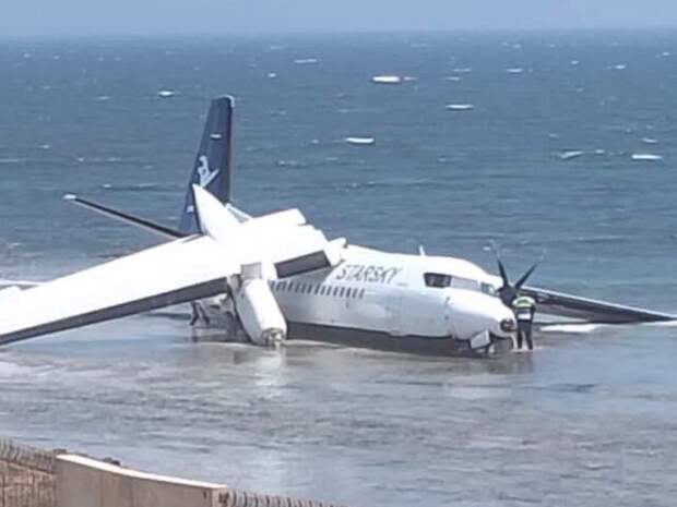 SONNA: самолет совершил жесткую посадку на побережье Индийского океана
