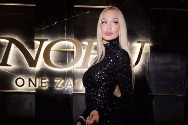 Модель Виктория Лопырева появилась на публике в обтягивающем платье