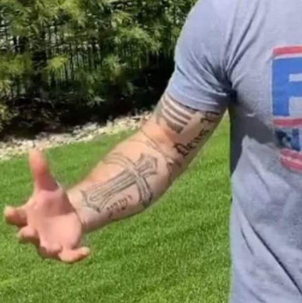 На этом и на главном фото - министр обороны США Пит Хегсет с тату Deus Vult (