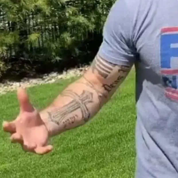 На этом и на главном фото - министр обороны США Пит Хегсет с тату Deus Vult ("Бог того желает" — боевой клич крестоносцев)