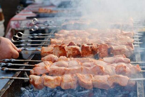 Вся соль в маринаде: пять ошибок, которые испортят ваш шашлык. Технолог перечислила главные провалы в приготовлении