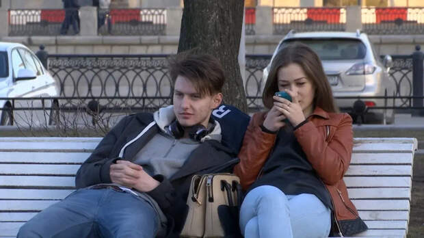 "Зумеры не ленятся, а выживают": На Западе назвали пять причин, почему "поколение Z" докатилось до такой "трудной жизни"