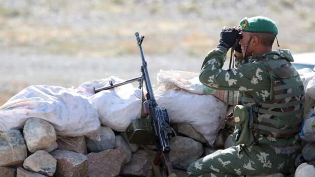 На границу Таджикистана и Киргизии стянули армию