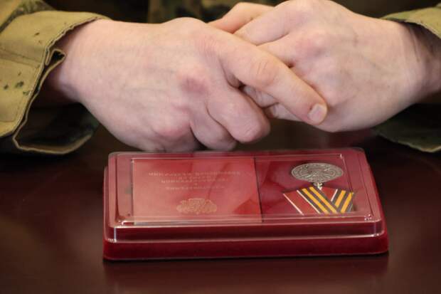 В Новомосковске участнику СВО вручили медаль за мужество