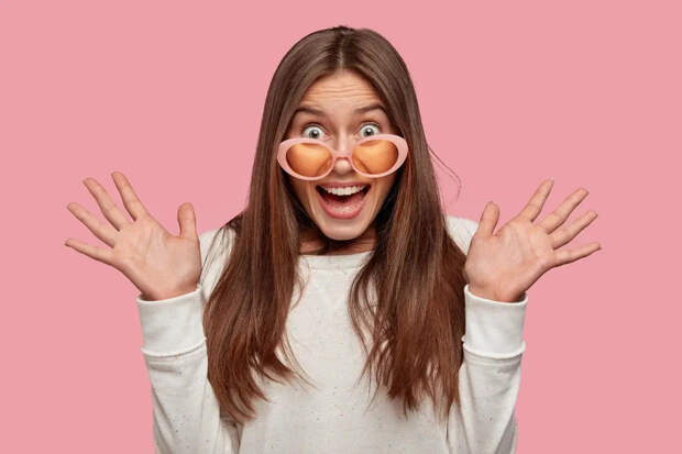 Хорошо смеётся тот, кто после этого не уволен: Юрист объяснила, как громкий смех может стоить сотруднику работы