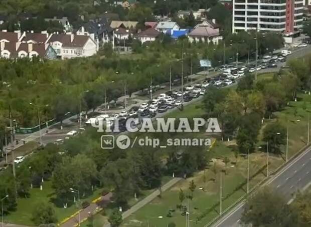 В Самаре свадебный кортеж устроил пляски и перекрыл движение по улице Ново-Садовой