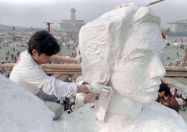 Расстрел демонстрантов на площади Тяньаньмэнь 25 лет назад Tiananmen Square 12 Расстрел демонстрантов на площади Тяньаньмэнь 25 лет назад
