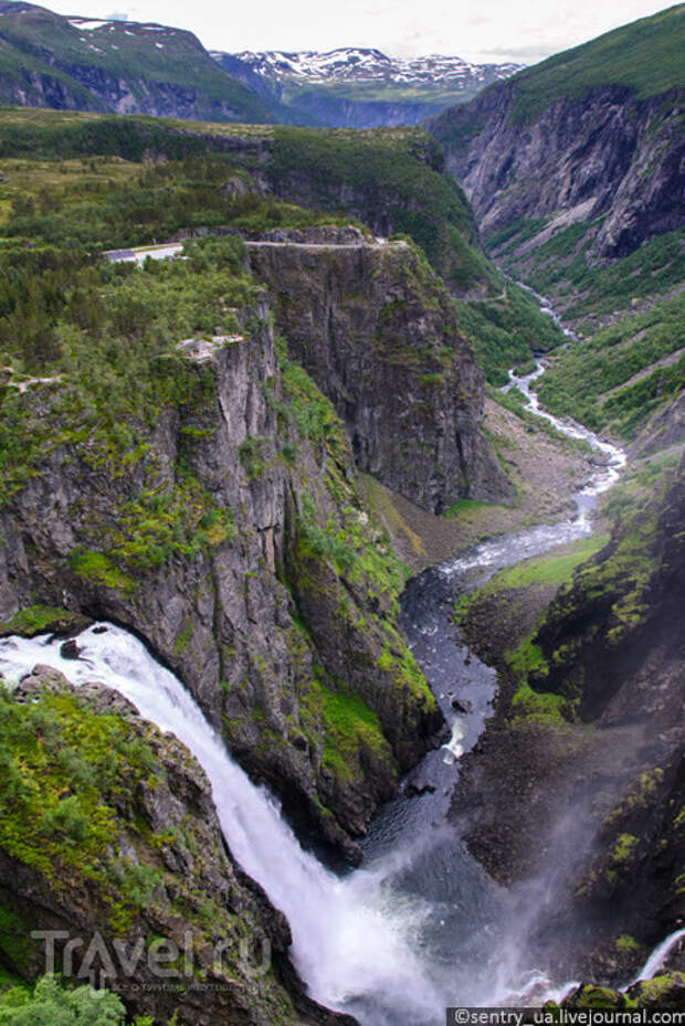 Водопад Voringsfossen и мост Hardangerbrua / Фото из Норвегии