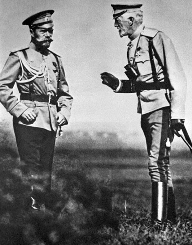 Император Николай II (слева) и великий князь Николай Николаевич (справа) на маневрах. 1913 год. Фото: РИА Новости