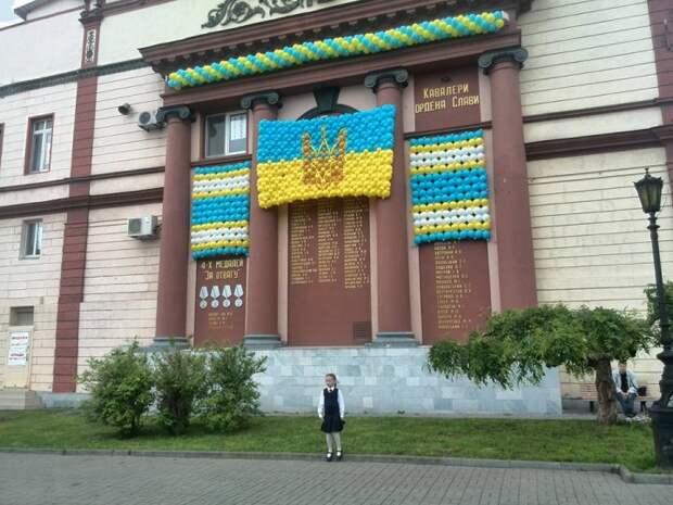 К приезду Порошенко в Одессе замаскировали Стену Героев К приезду Порошенко в Одессе замаскировали Стену Героев