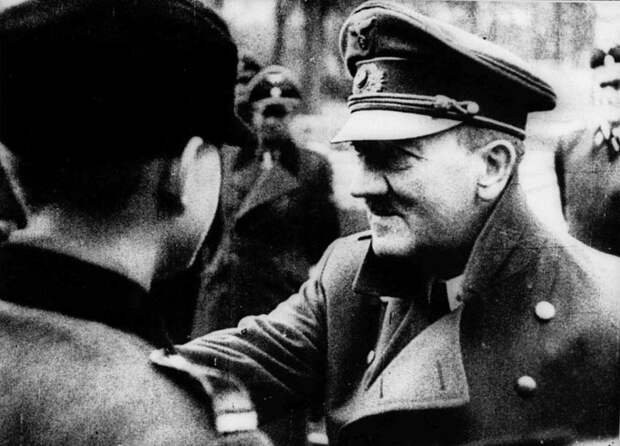 Адольф Гитлер награждает членов молодёжной нацистской организации Гитлерюгенд.
