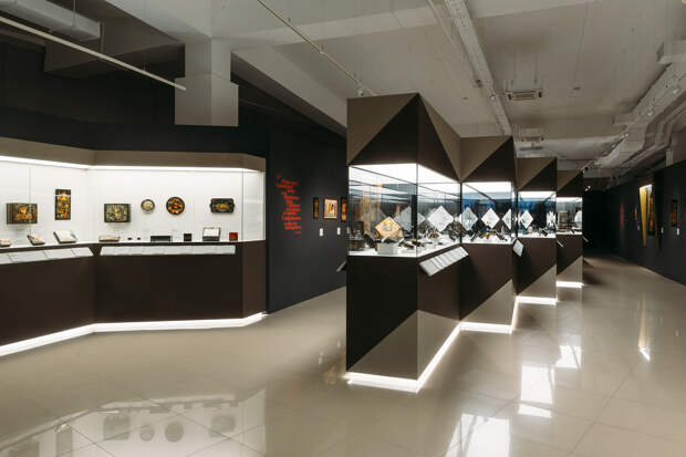 Экспозиция первого зала выставки «Лаки. Большая история в миниатюре: Федоскино, Палех, Мстёра и Холуй»