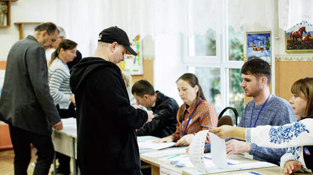 Граждане голосуют на избирательном участке в Кишиневе на парламентских выборах - РИА Новости, 1920, 28.09.2025