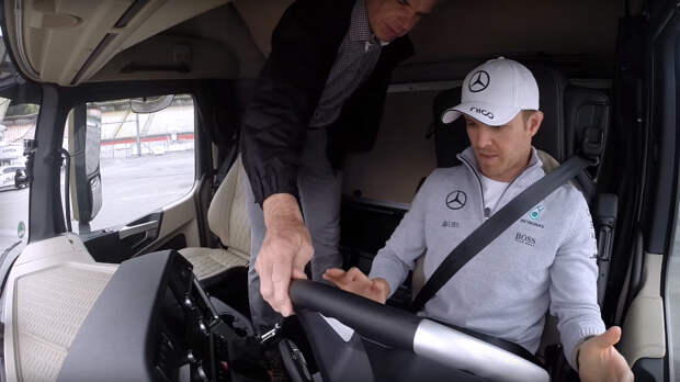 Пилоты Формулы-1 протестировали тягач Mercedes-Benz