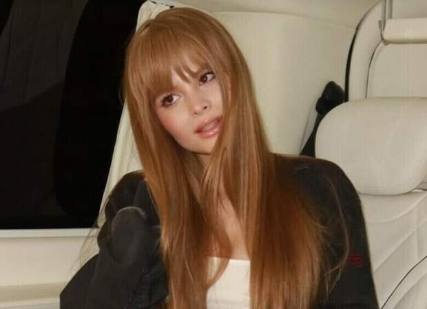 В смелом мини: Милана Стар отметила 16-летие дерзкой фотосессией на столе