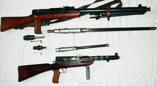 Пулемет Фюррера Lmg 25 (сверху) и пистолет-пулемет Lmg.-Pistole Mod. 1941/44. Фото: Forgotten Weapons
