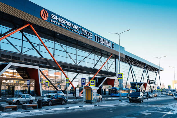 Baza: в Шереметьево тысячи пассажиров ждут чемоданы по 5-6 часов, начался бунт