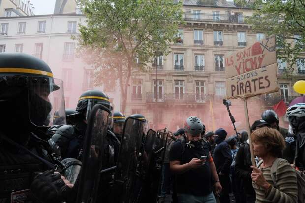 Во Франции началась первомайская демонстрация: более 15 задержанных, водомёты и слезоточивый газ