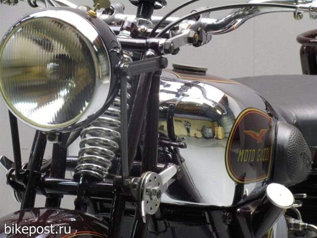 Старинный мотоцикл Moto Guzzi GTS 1938