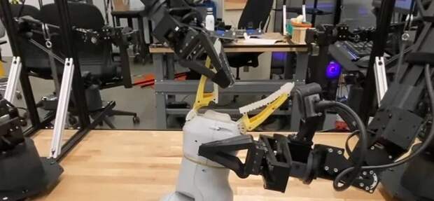 Роботы с ИИ научились ремонтировать других роботов. Бот заменил палец своему товарищу