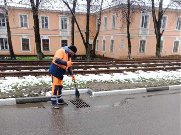 В Туле усилили прочистку ливневок из-за подтоплений