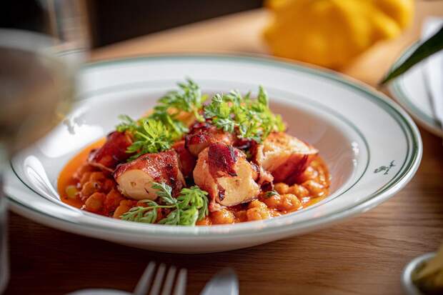 Осьминог по-португальски в ресторане am.pm.