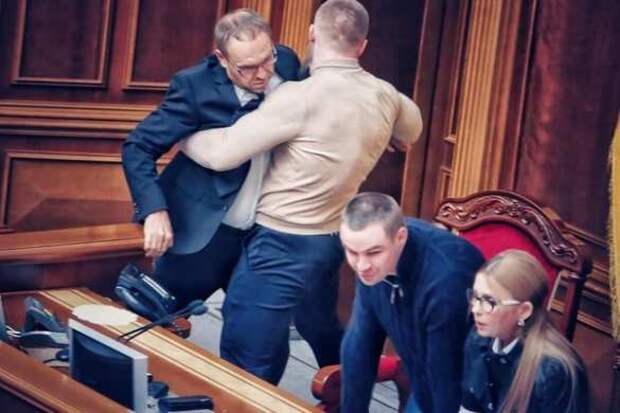 Сумасшедшая Украина: в Раде депутат-бандит «подрезал» телефон у нардепа-нациста (ВИДЕО) | Русская весна