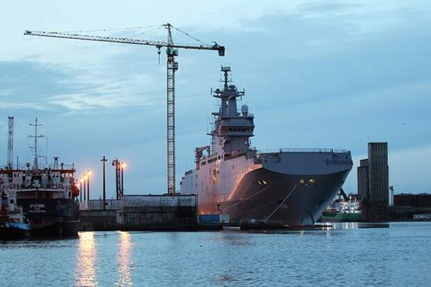 Вертолетоносец «Мистраль» взят под охрану морской пехотой из Владивостока Вертолетоносец «Мистраль» взят под охрану морской пехотой из Владивостока