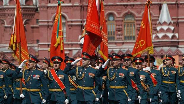 На Красной площади в Москве проходит парад Победы