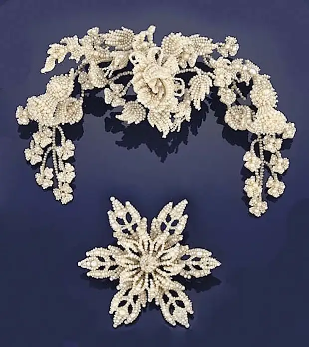 бисер белый жемчуг. украшения из мелкого жемчуга. цветочные мотивы в украшениях. семена жемчуга. антикварные украшения из жемчуга.